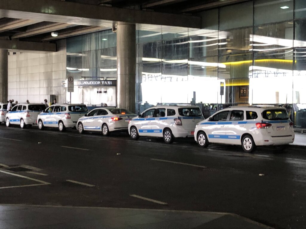 サンパウロ空港で利用できる青と白の公式タクシー。安全でメーター制の正規タクシー