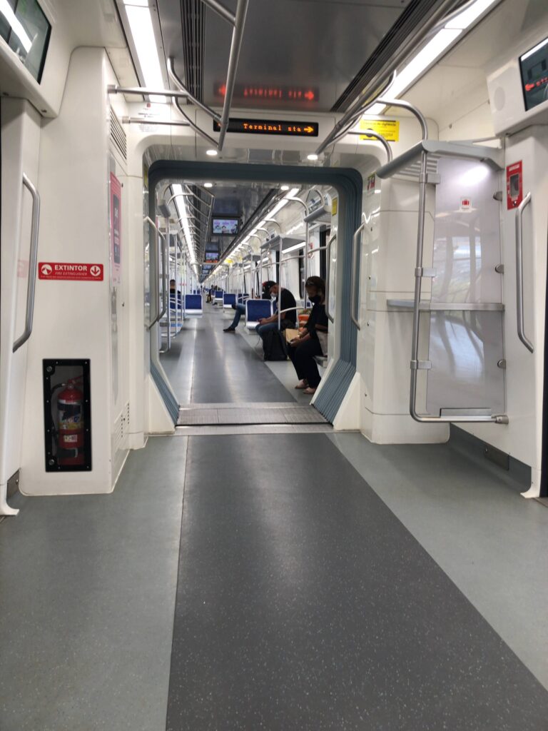 CPTMの明るく清潔な車両内部の様子