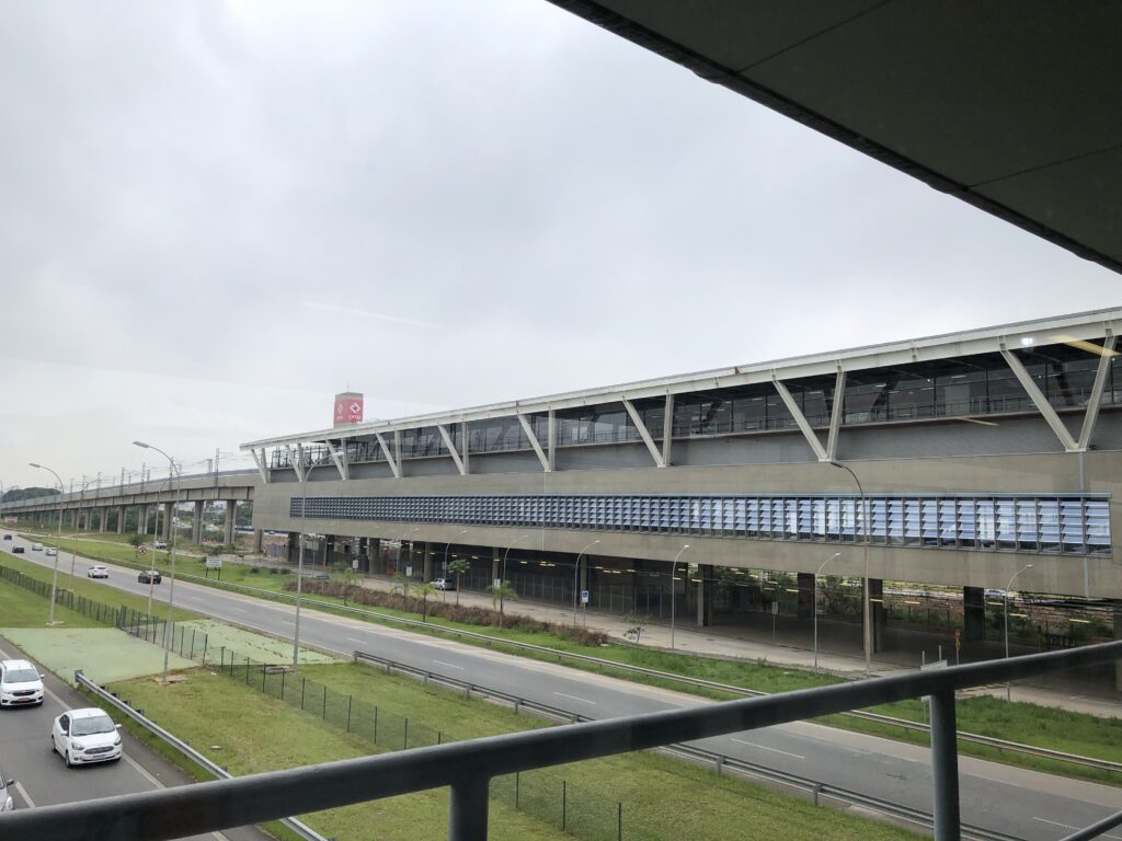 グアルーリョス空港駅の外観を空港側から撮影した写真