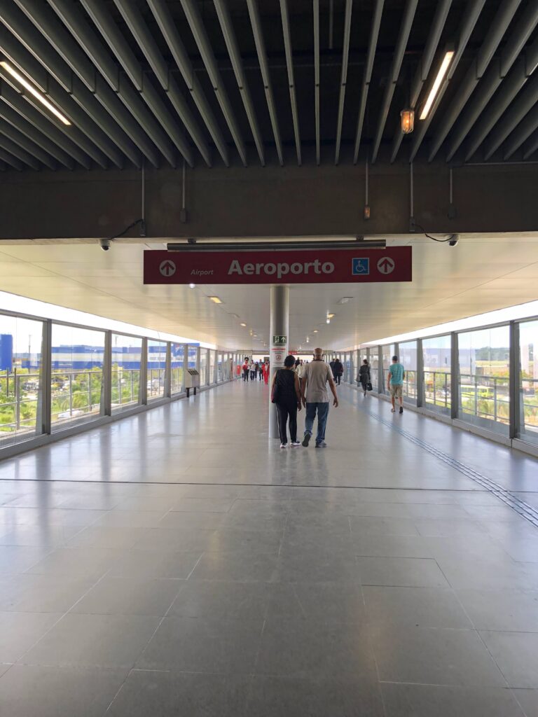 グアルーリョス空港駅の連絡通路を歩く人々