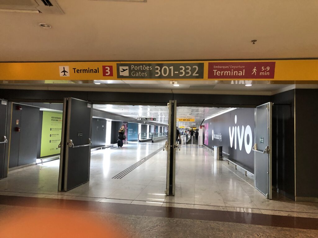 ターミナル3のゲート案内サインと通路の様子