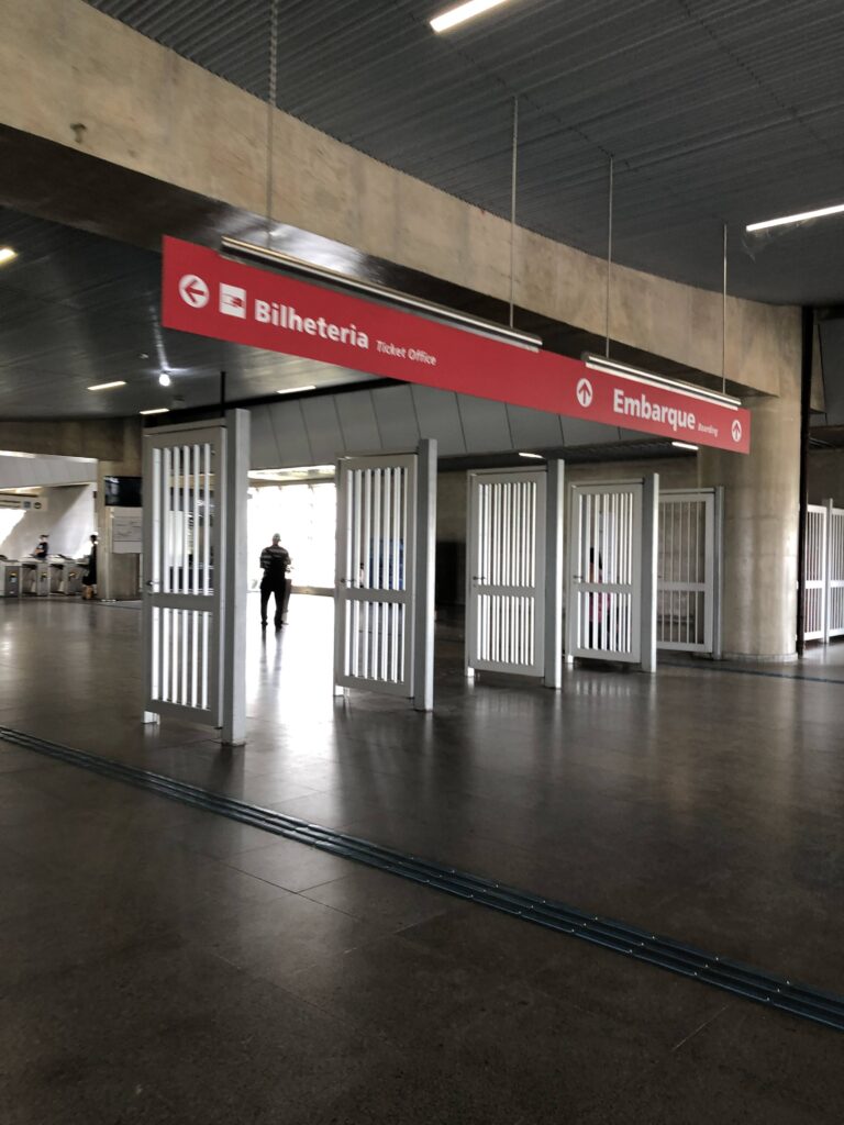 グアルーリョス空港駅の切符売り場と改札エリアの様子