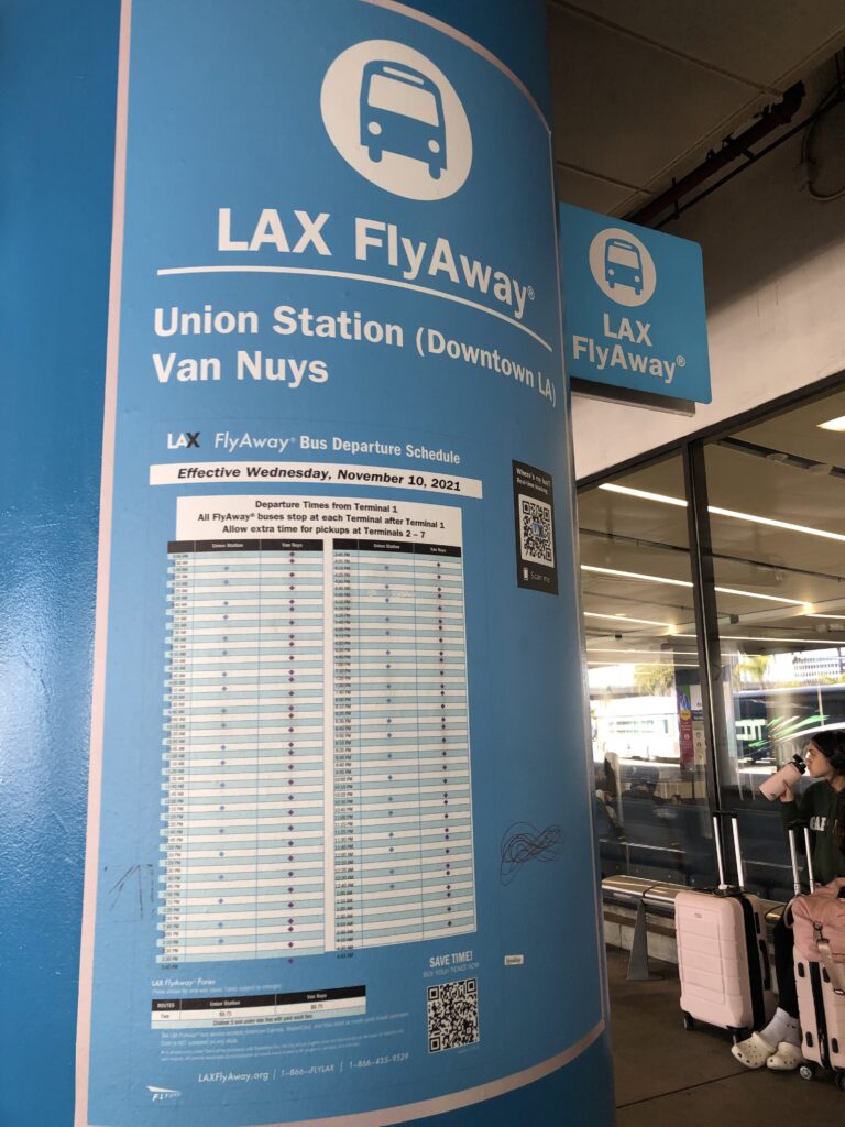 LAX空港のFlyAwayバス乗り場にある青い柱。ユニオンステーション行きのFlyAwayバスの時刻表と案内サインが大きく掲示されている。