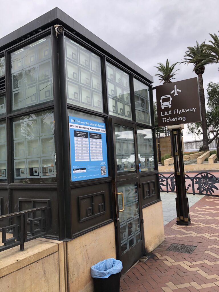 ユニオンステーションのFlyAwayバス降車エリアにあるLAX FlyAwayチケット売り場の建物。乗客はここで料金を支払うことができる。