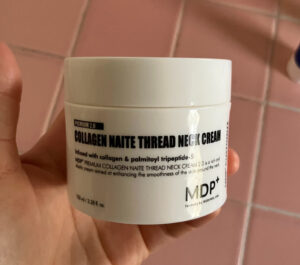 ロサンゼルスの乾燥対策として首のケアに使っているネッククリームの写真