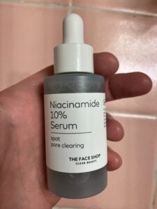 ロサンゼルスの乾燥と毛穴ケアのために使っているTHE FACE SHOPのナイアシンアミド10％美容液
