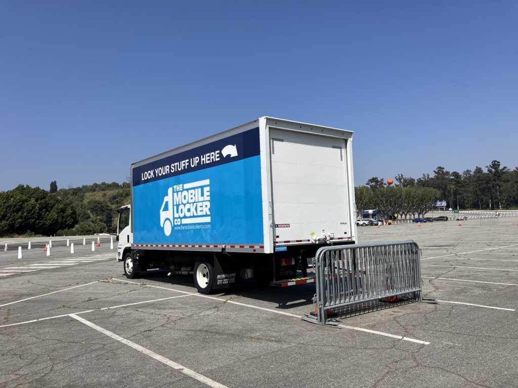 ロサンゼルス・ドジャーススタジアムの外に設置されている有料の荷物預かりトラック。持ち込み不可のバッグや缶飲料を1点10ドルで預けることができる。