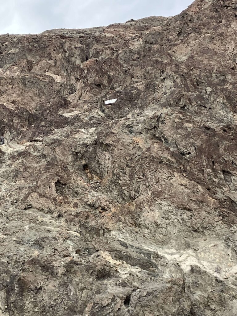 上ら辺にある白い某みたいなのが海抜０ｍ地点です！