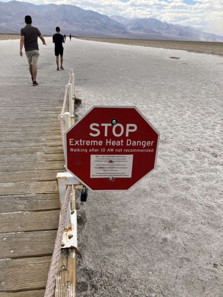 朝10時以降のハイキングはおすすめしませんの看板