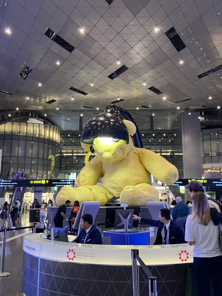 ドーハ空港のメインオブジェの黄色いクマ