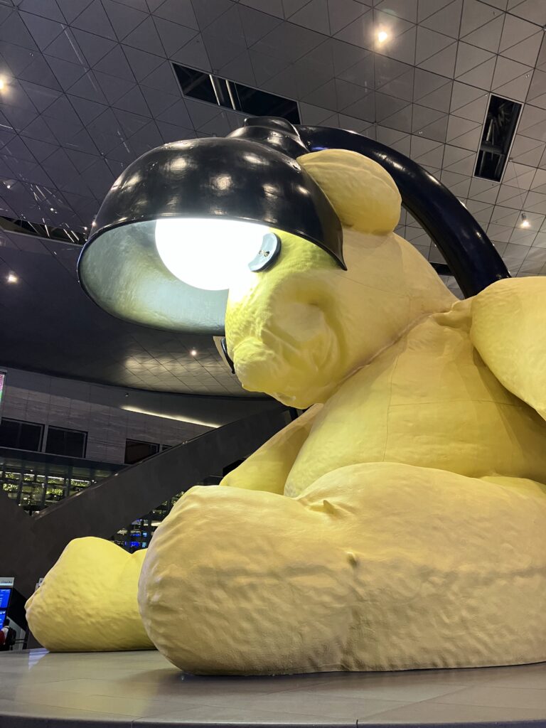 ドーハ空港のメインオブジェの黄色いクマ