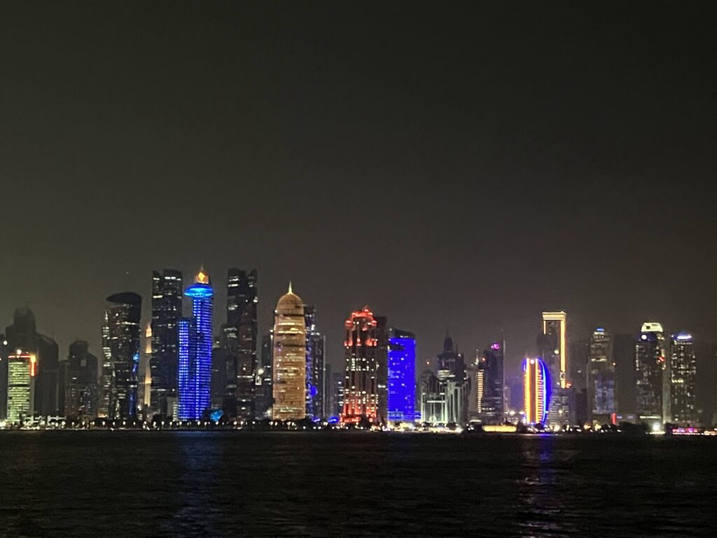 海から見たドーハの街の様子