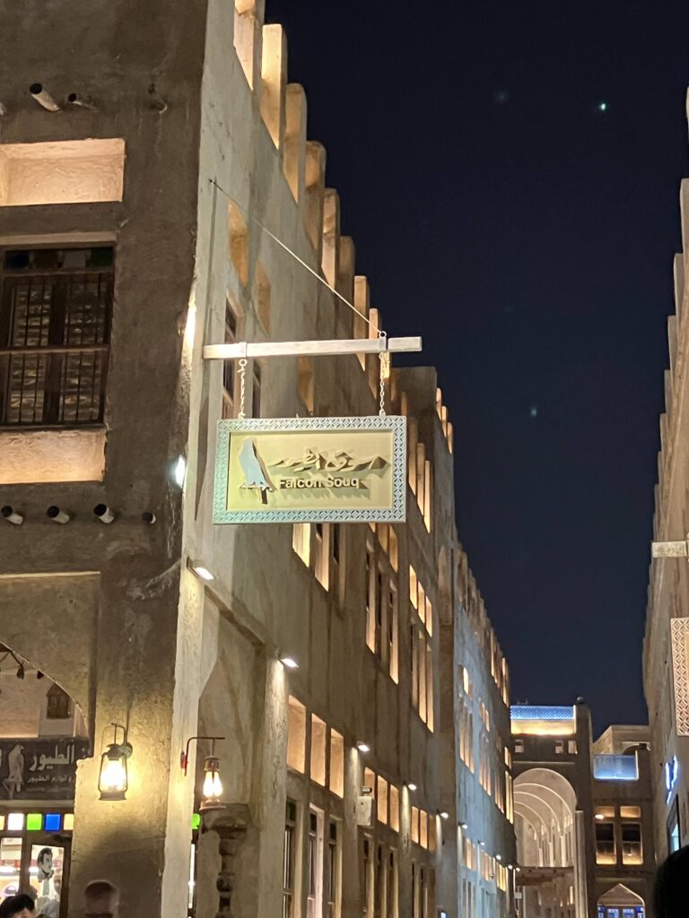 ファルコン屋さんの看板