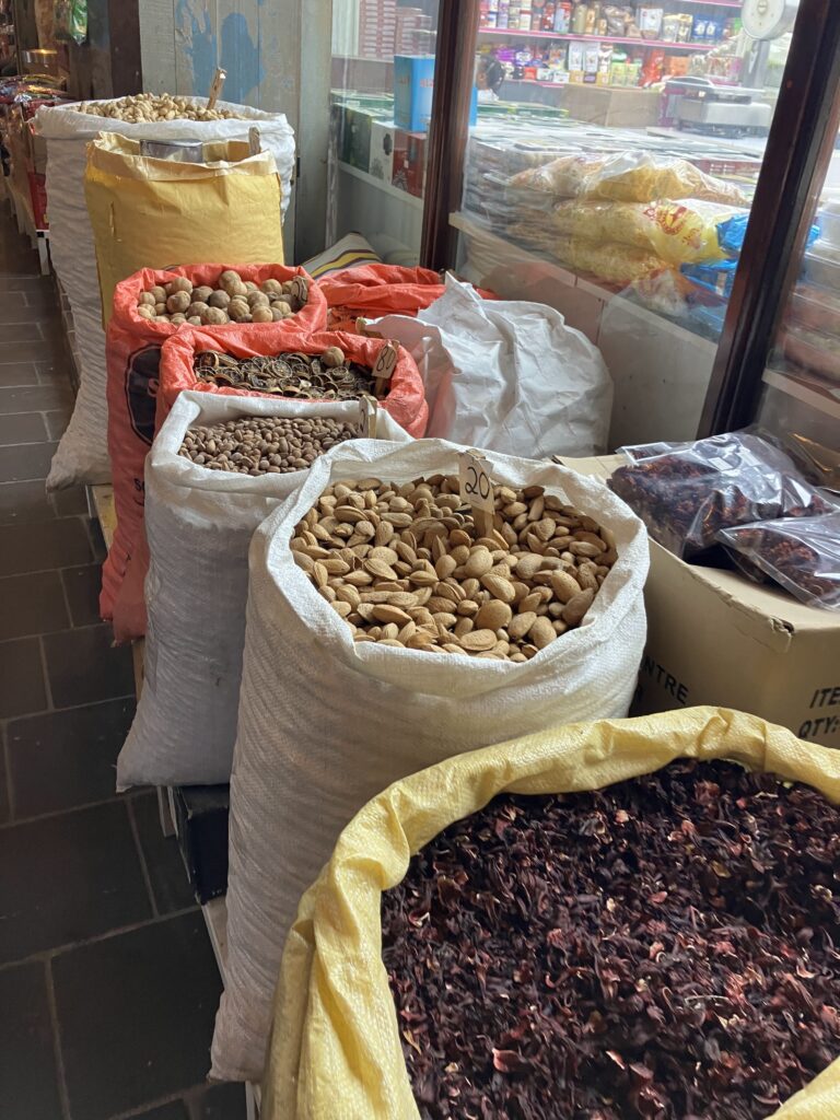 何のスパイスかはよくわからないけど、たくさん売ってるー