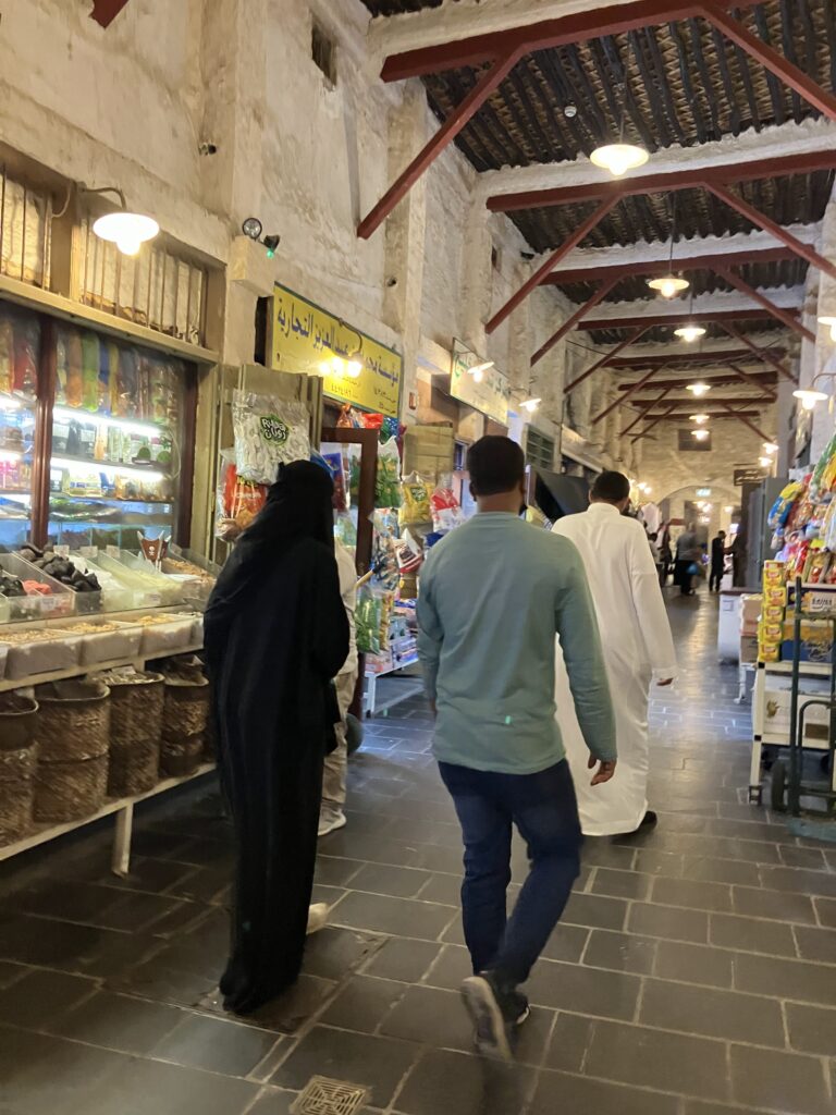 21時過ぎてるけどこの賑わい。