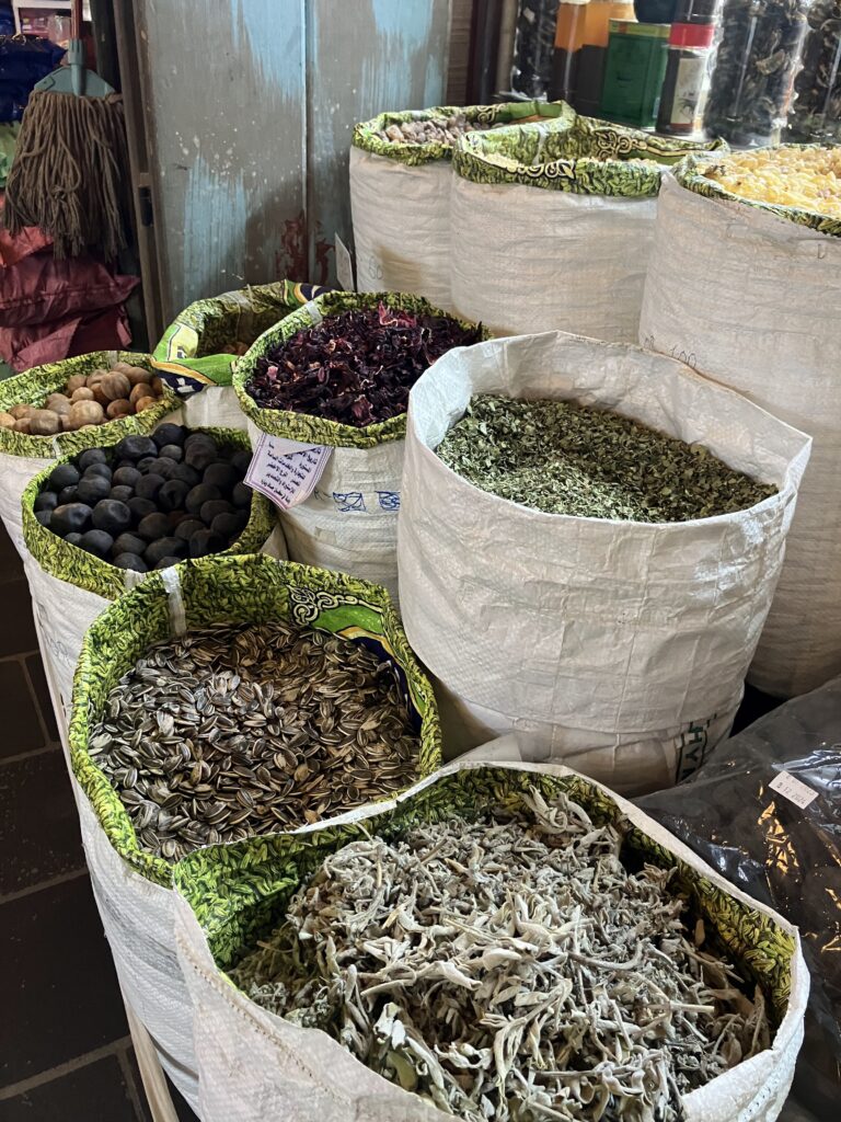 こちらもスパイスなのか薬草なのか。。。