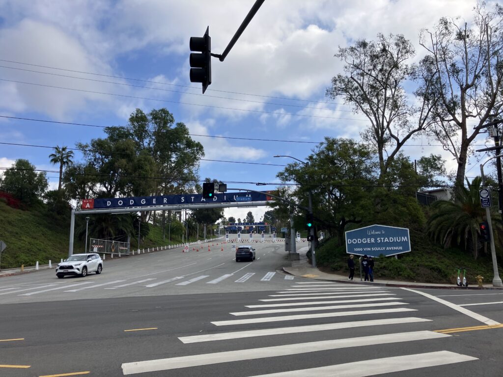 この横断歩道をずっと歩いていく感じ