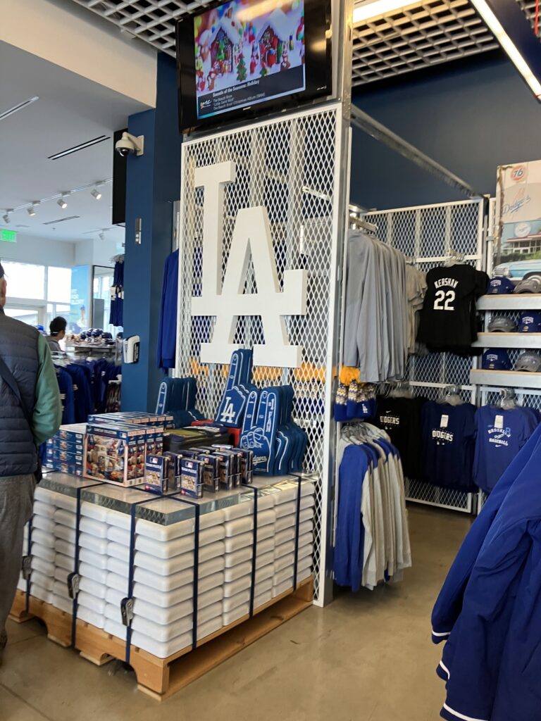 いろんなグッズもあるけど、目玉は大谷選手のものが多め