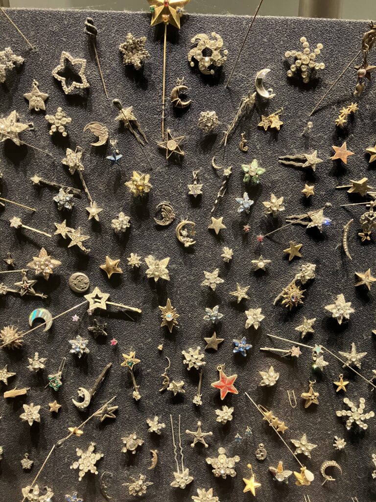 宇宙に関するモチーフのみを集めて作った展示品