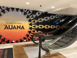 開場へはさらにエスカレーターを上ります。