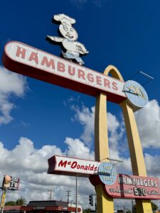 最古のマクドナルドの前にある大きな看板