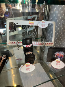 ナンバープレートの枠や、小さい細々系のグッズ