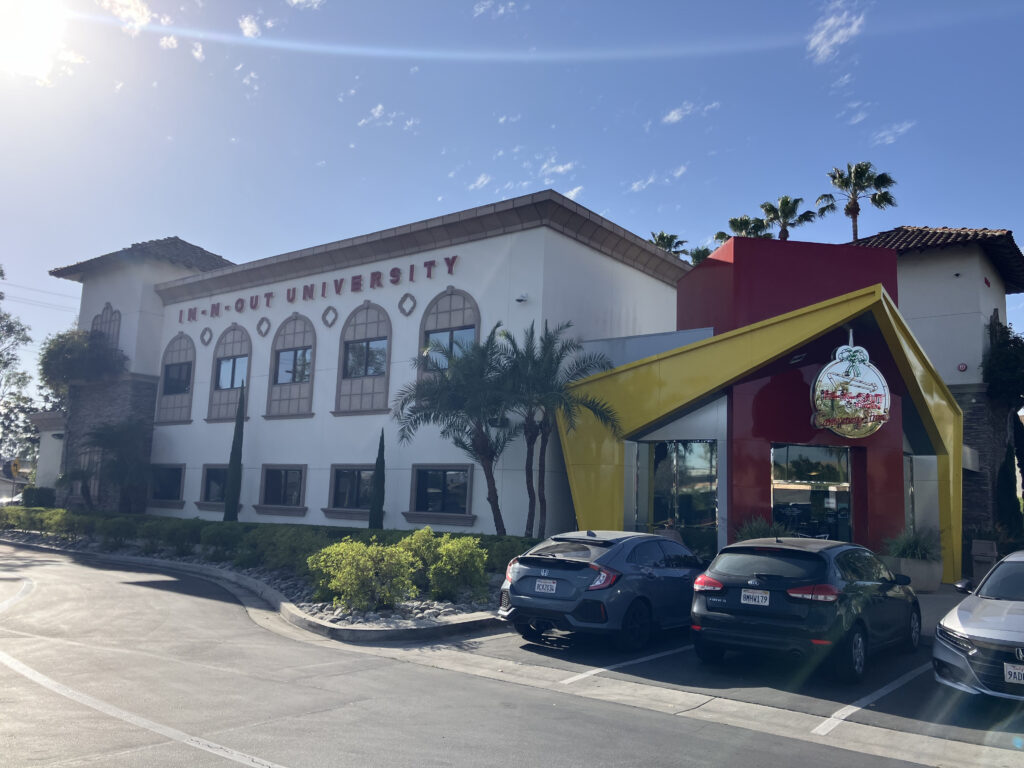 インアンドアウト1号店のグッズショップがある建物外観