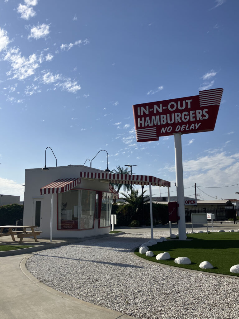 インアンドアウト1号店のレプリカ