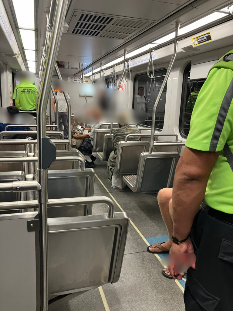 ロサンゼルス地下鉄でセキュリティスタッフが巡回する車内の様子