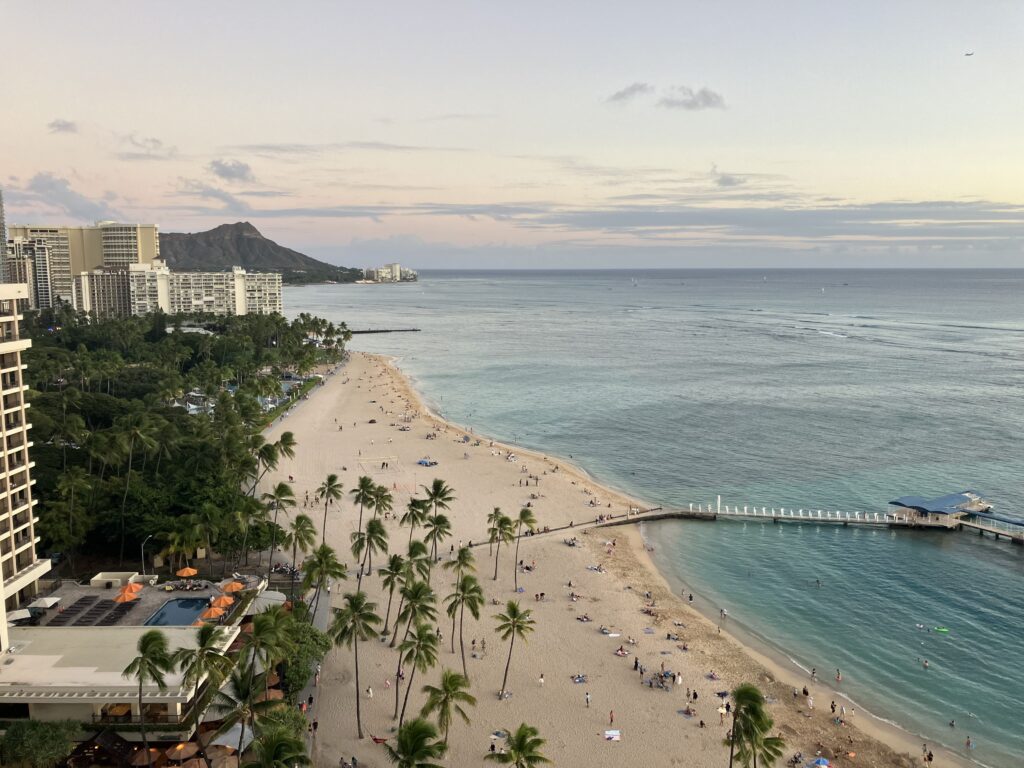 上から見たヒルトンハワイアンビレッジ前のビーチ