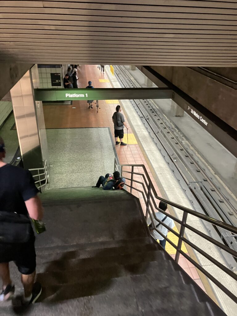 ロサンゼルス地下鉄の階段から見下ろしたホームの様子