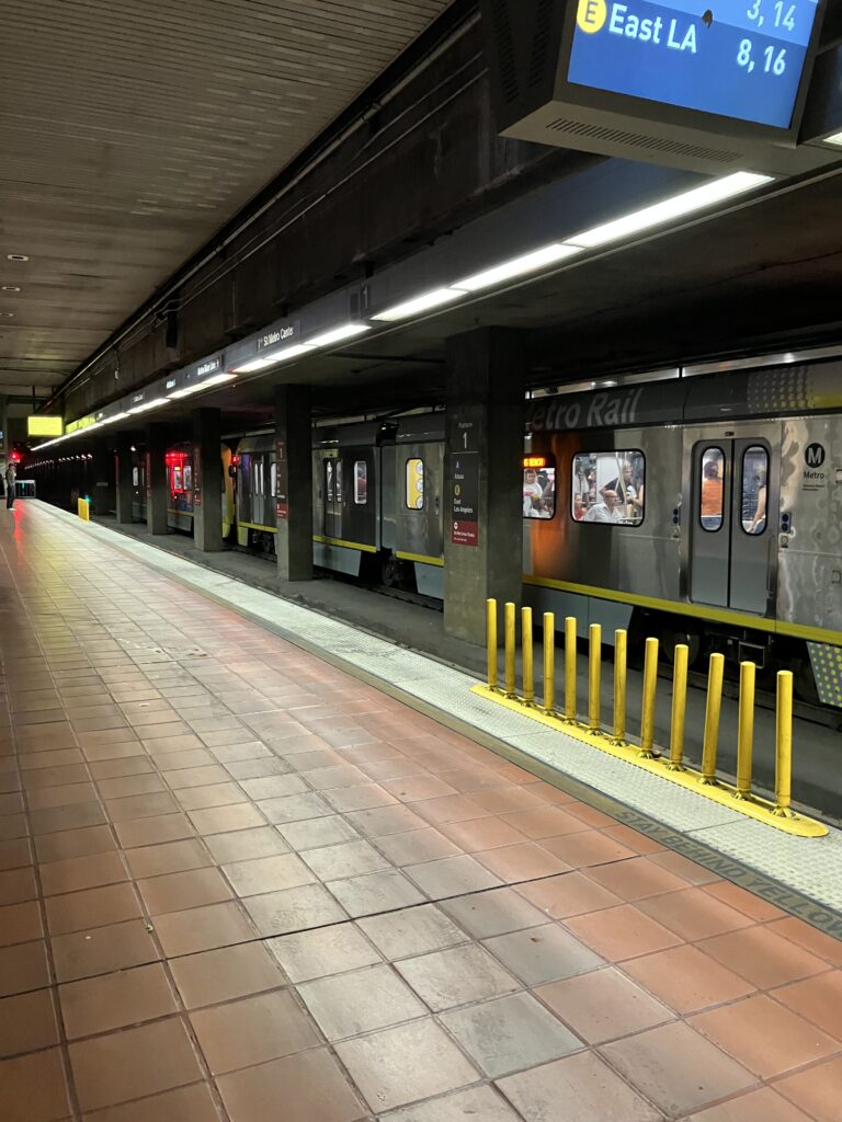 ロサンゼルス地下鉄の停車中の列車と駅構内の様子（別角度）