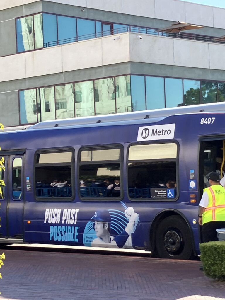 Los Angeles Dodgers Express Bus from Union Station – 無料シャトルバス（大谷翔平デザイン）
