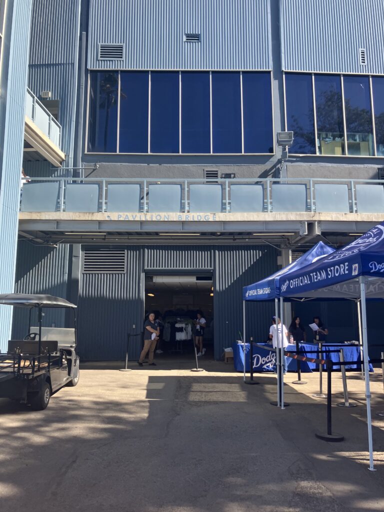 ドジャーススタジアム内にあるアウトレットショップの入口と周辺の様子