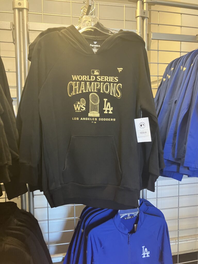 ドジャーススタジアムのアウトレットショップで販売されていたワールドシリーズ優勝記念パーカー