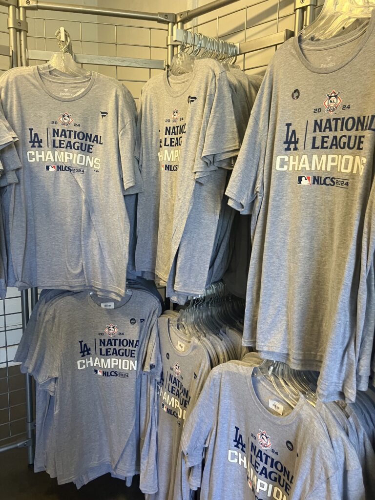 ドジャーススタジアム内アウトレットショップで販売されていたナショナルリーグ優勝記念Tシャツ