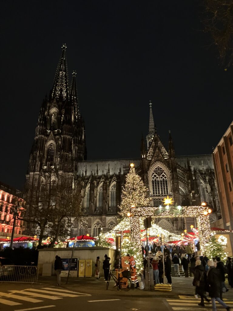 ケルン大聖堂前のクリスマスマーケットの夜景とイルミネーション