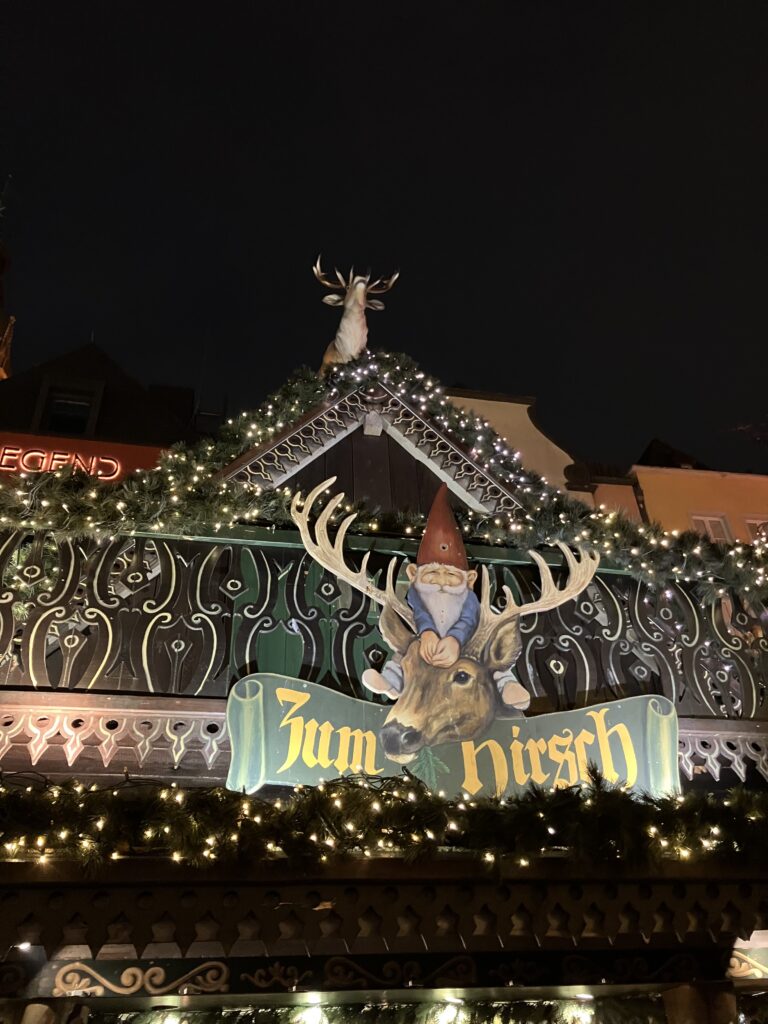 ローテンブルクの中世風クリスマスマーケットの屋根装飾と小人のデコレーション