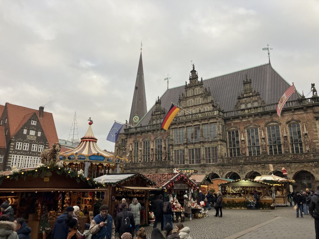 ケルン大聖堂前のクリスマスマーケット。ゴシック様式の大聖堂と巨大なクリスマスツリーの組み合わせは、夜になると特に幻想的でした。