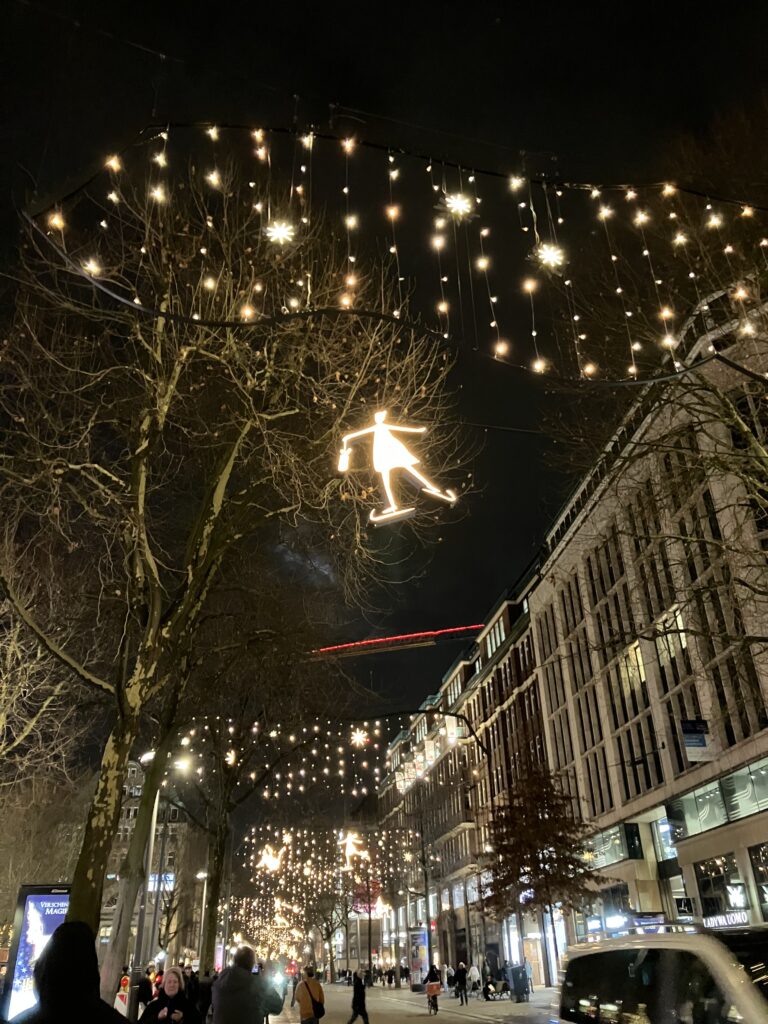 ハンブルグ中心部のクリスマスマーケット入口とイルミネーション