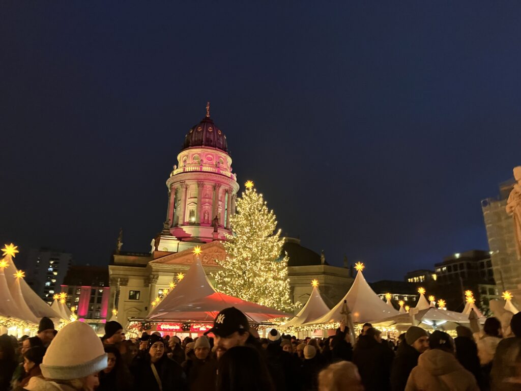 ベルリンの有料クリスマスマーケット｜大聖堂前で開催される混雑した夜の会場風景