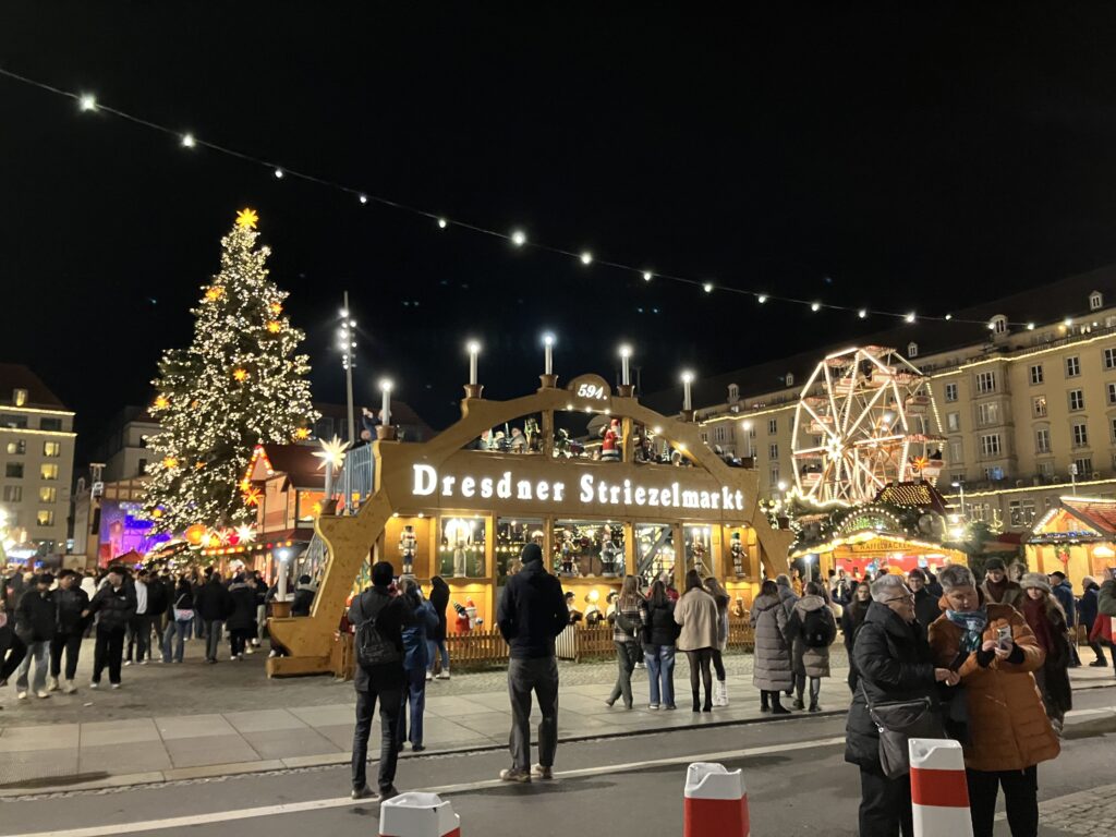 ドレスデン・シュトリーゼルマルクトの入口と巨大クリスマスツリー