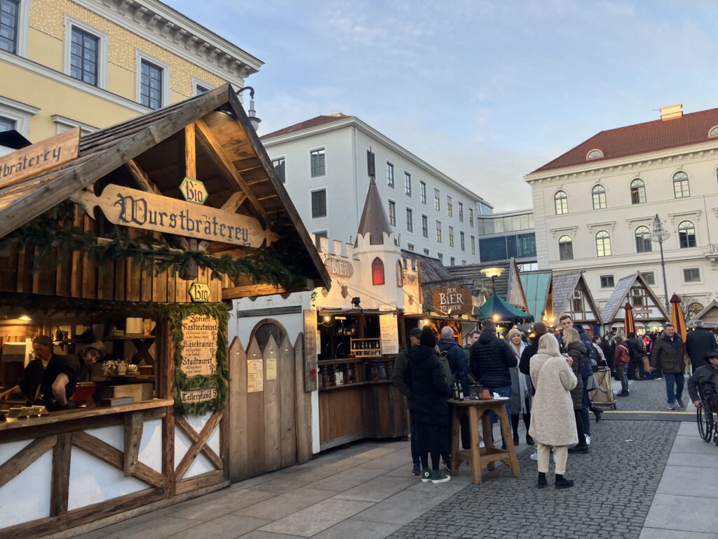 ミュンヘンの中世風クリスマスマーケットに並ぶ木造屋台の様子