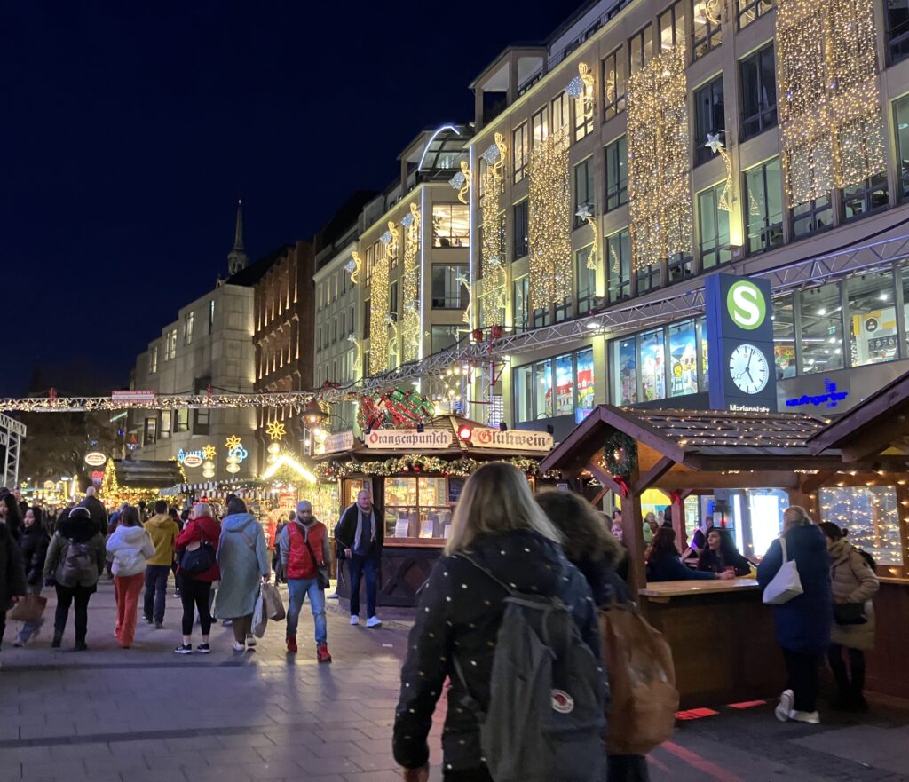 ミュンヘン中心街の通り沿いに広がるクリスマスマーケットの様子