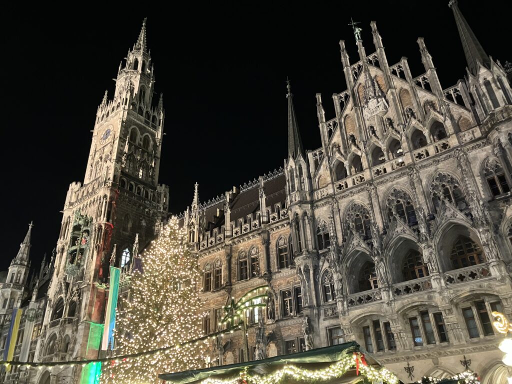 ミュンヘン市庁舎前のクリスマスマーケットと巨大クリスマスツリー