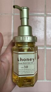 ロサンゼルスの乾燥対策として実際に使っている&honey(アンドハニー)のディープモイストヘアオイルの写真