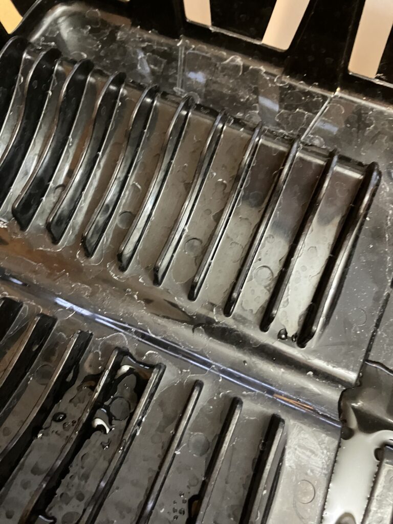 ロサンゼルスの硬水によって、食器を洗った後の置き場に白い石灰汚れが残っている様子