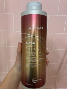 JOICO K-PAK カラーセラピー コンディショナー。カラー後の髪を補修しながら、指どおりを良くしてくれるトリートメント。