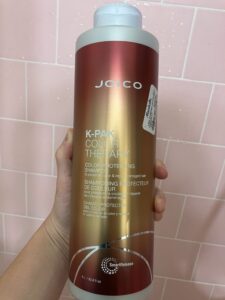 ロサンゼルスで使用しているJOICO K-PAK カラーセラピー シャンプー。カラー後の色持ちを守りながら髪をしっとり落ち着かせてくれる。