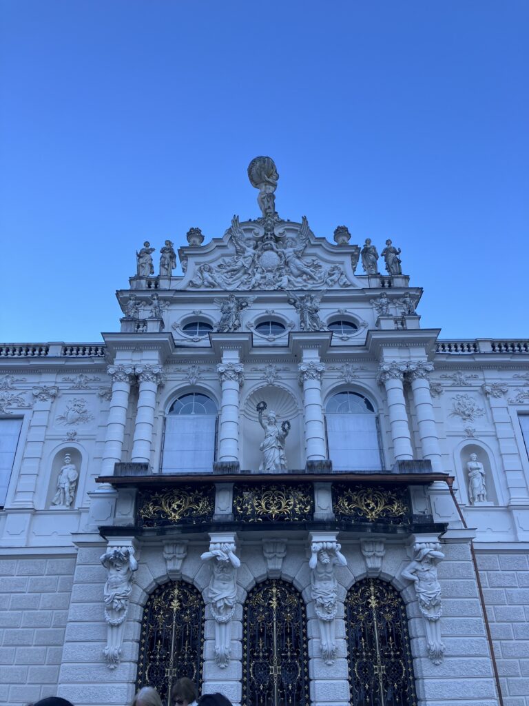 リンダーホーフ城の正面ファサード。豪華な彫刻と装飾が施された建物